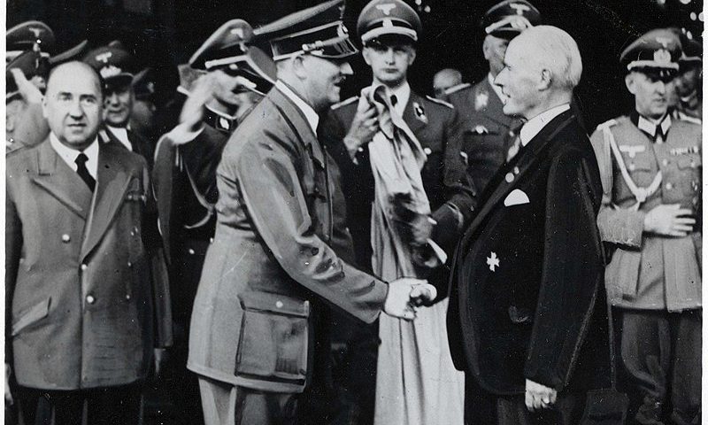 [Image: 800px-Adolf_Hitler_and_Gustav_Krupp_von_...00x480.jpg]