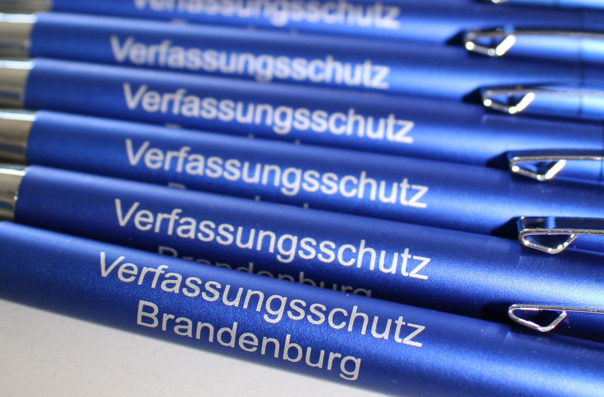Blaue Kugelschreiber des Verfassungsschutzes Brandenburg