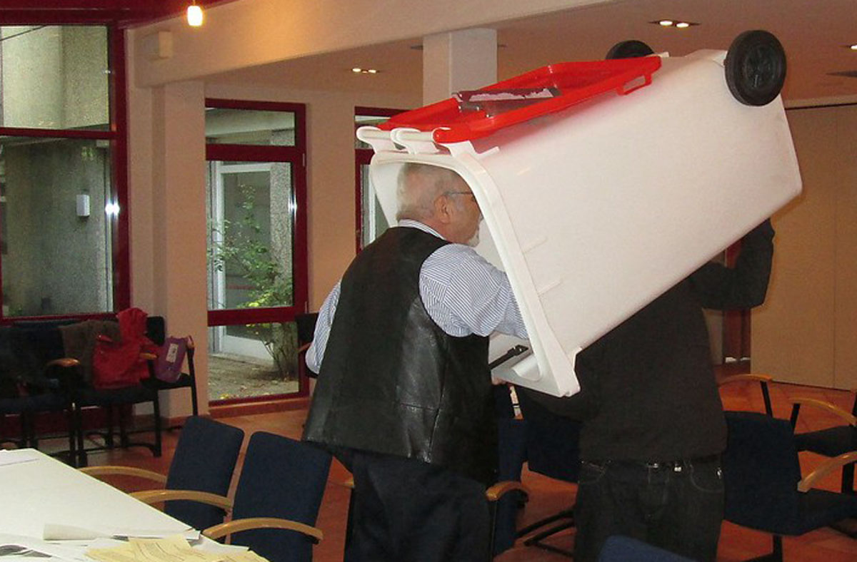 Symbolbild, Wahlvorsteher kontrolliert große Wahlurne, die wie ein Mülleimer aussieht. Aufgenommen in Hamburg bei der Bundestagswahl 2013